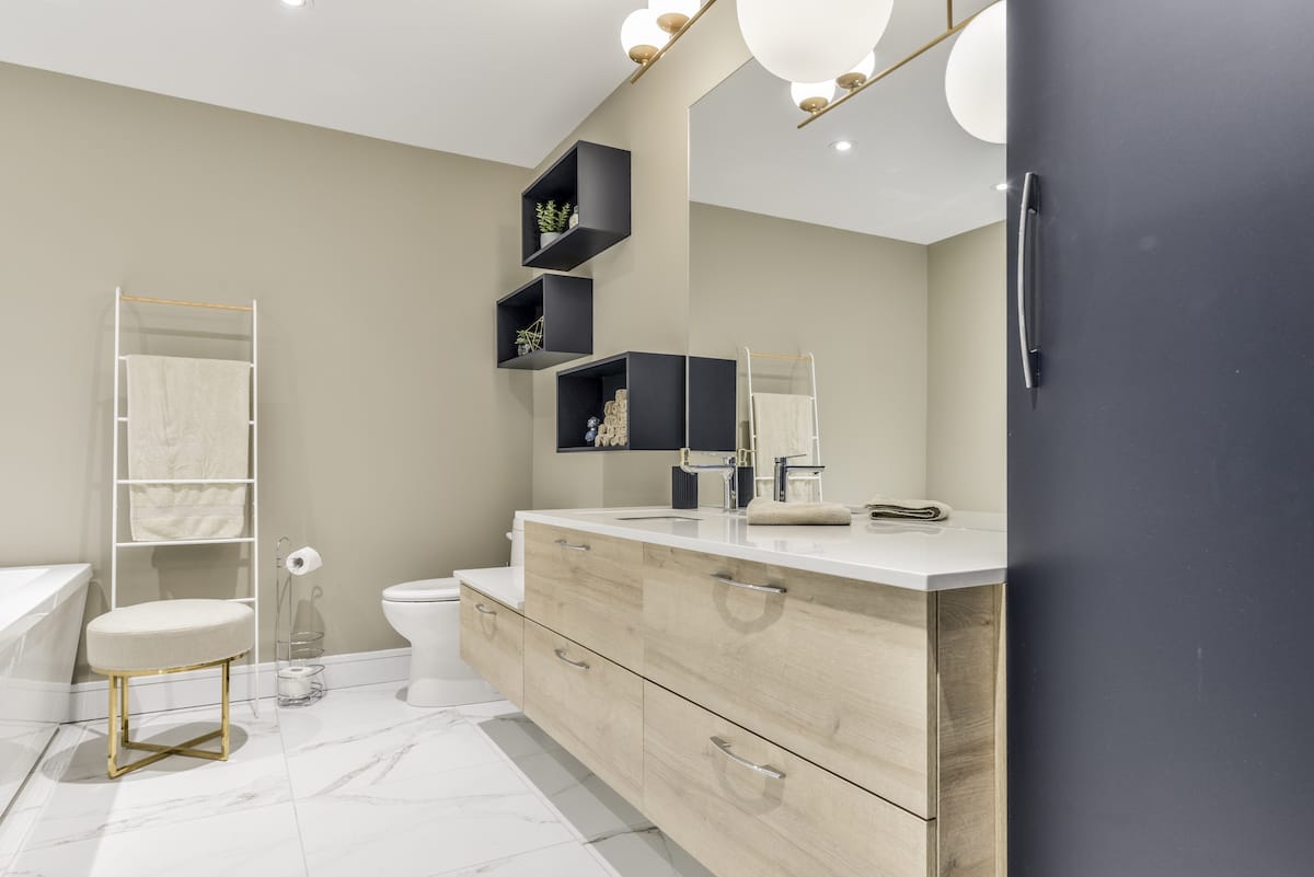 vanité de salle de bain suspendue avec comptori de céramique et miroir mural pleine largeur, Cuisines Armoben