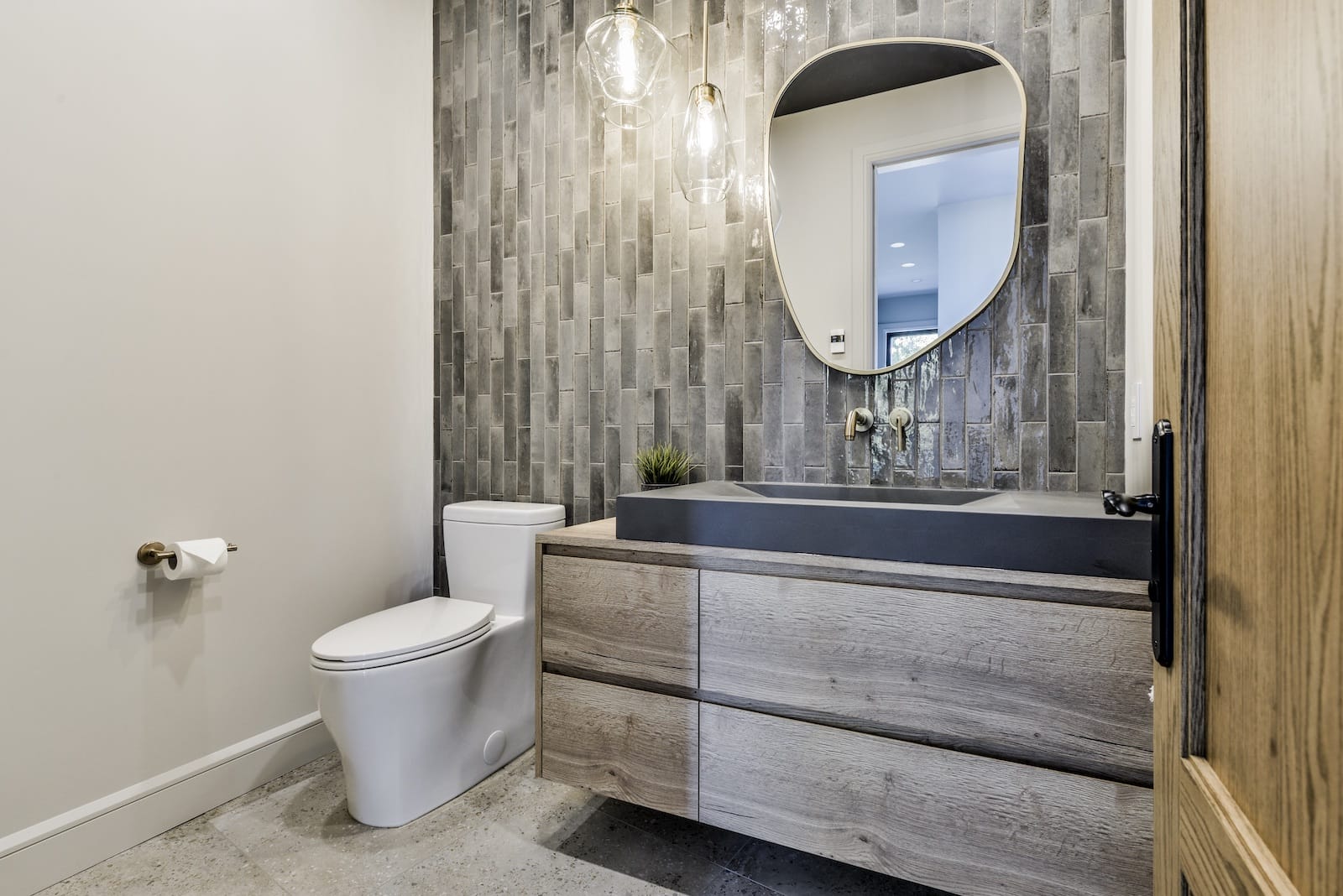 vanité de salle de bain sur mesure en bois naturel sans poignée avec lavabo déposé de Cuisines Armoben