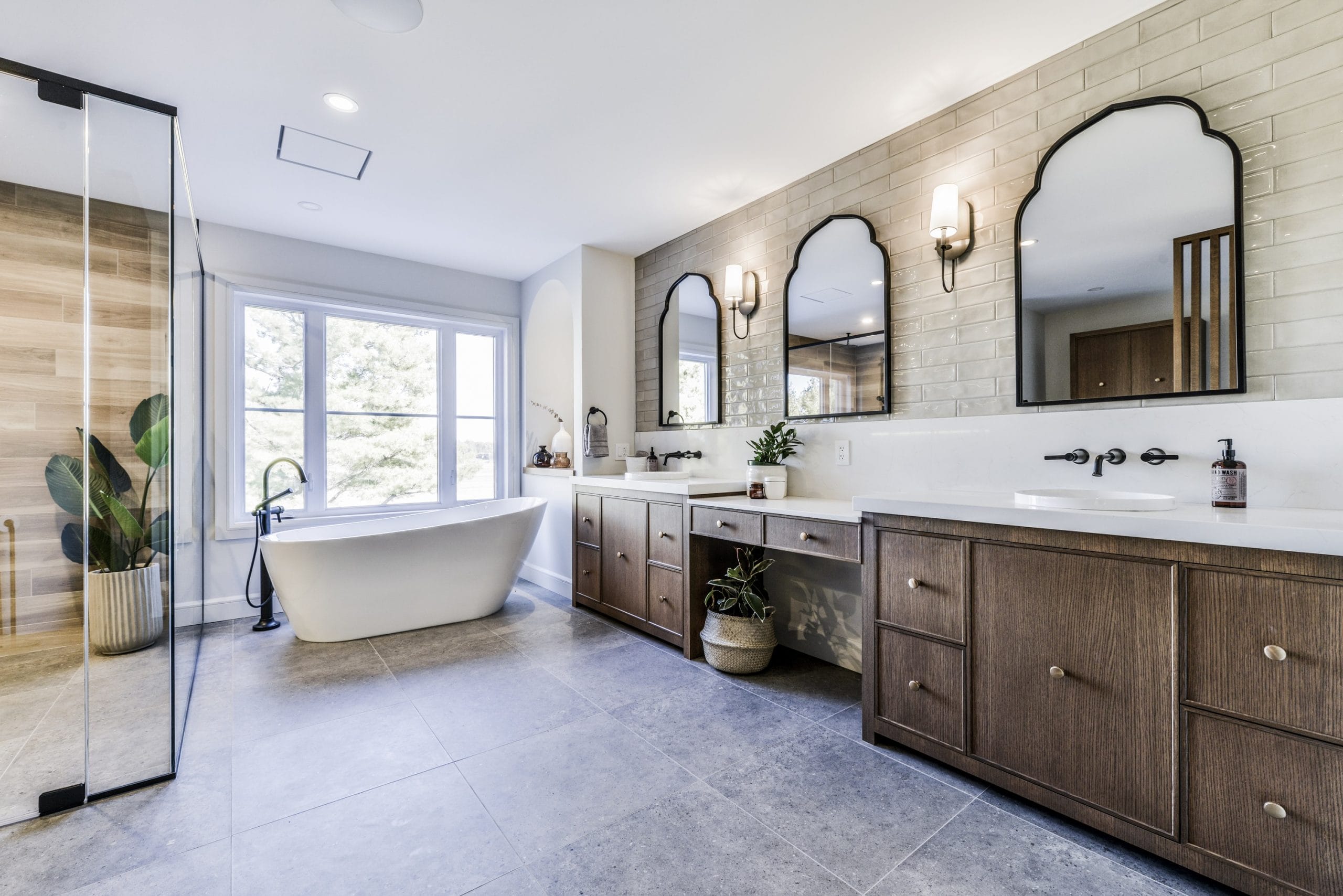 vue d'ensemble de la salle de bain avec double vanité avec portes en bois, comptoirs en céramique et lavabos de céramique encastrés de Cuisines ArmoBen