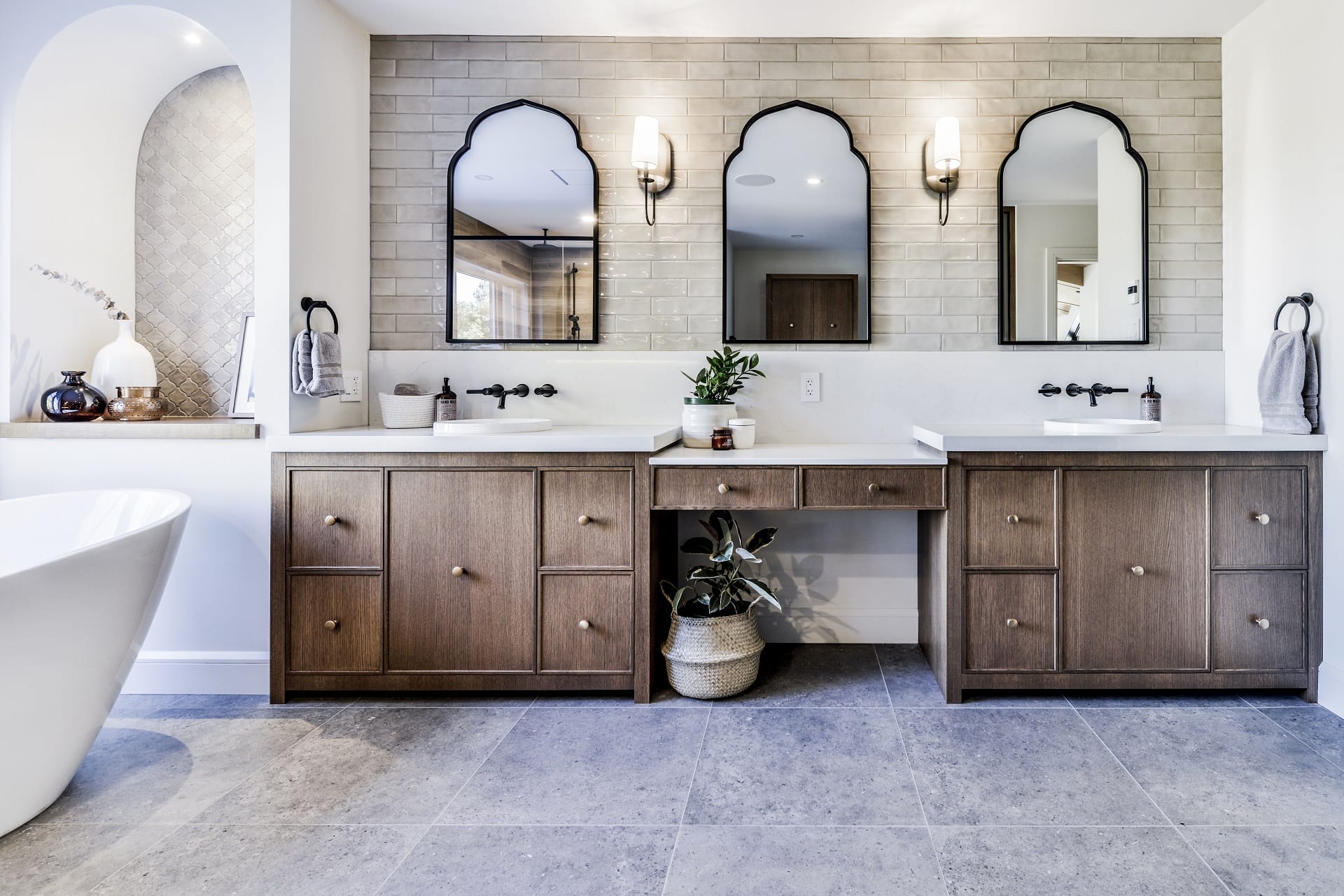double vanité de salle de bain avec portes en bois, comptoirs en céramique et lavabos de céramique encastrés de Cuisines ArmoBen