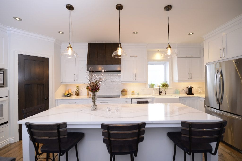 îlot de cuisine avec comptoir en quartz de Cuisines ArmoBen