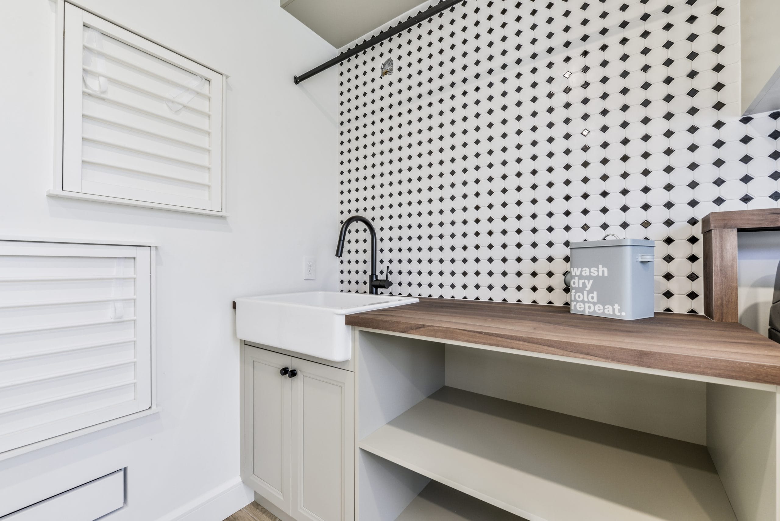 évier et étagères dans la Salle de Lavage, Cuisines ArmoBen