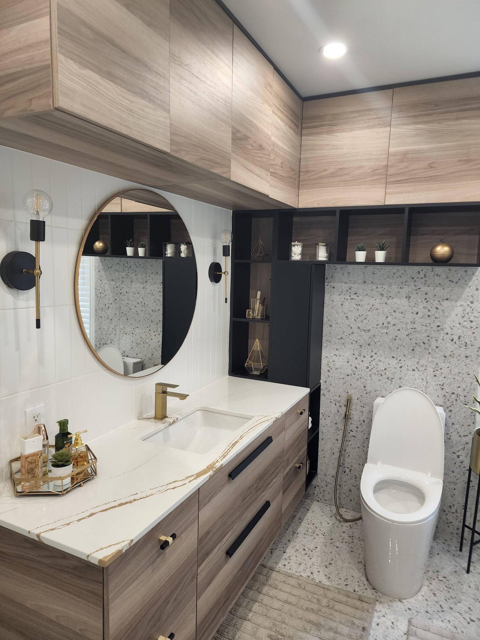 vanité de salle de bain en bois naturel avec comptoir en marbre et lavabo encastré blanc de Cuisines Armoben
