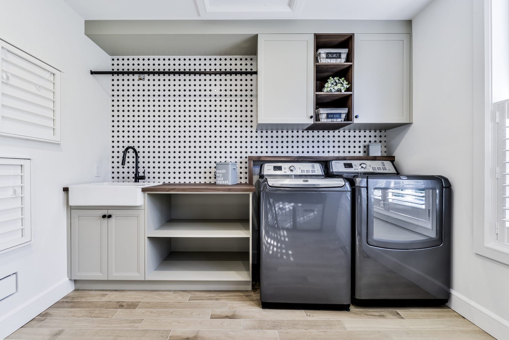 Salle de lavage moderne avec vanité et étagères de Cuisines ArmoBen