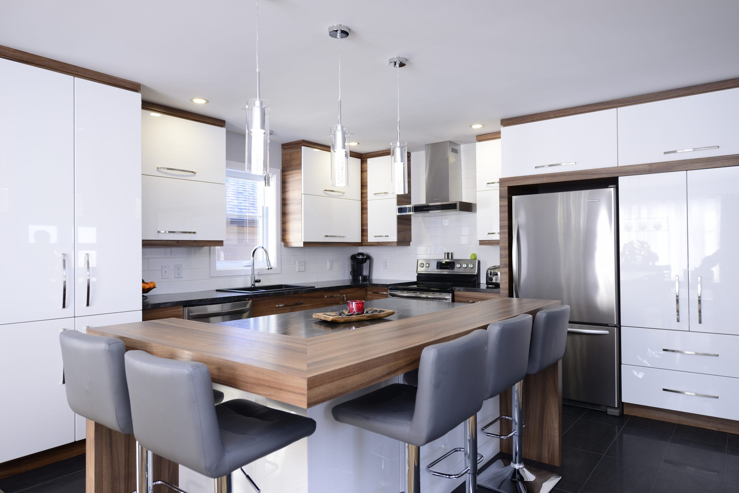 amoires de cuisine en stratifié avec comptoir inox et bois, Cuisines Armoben