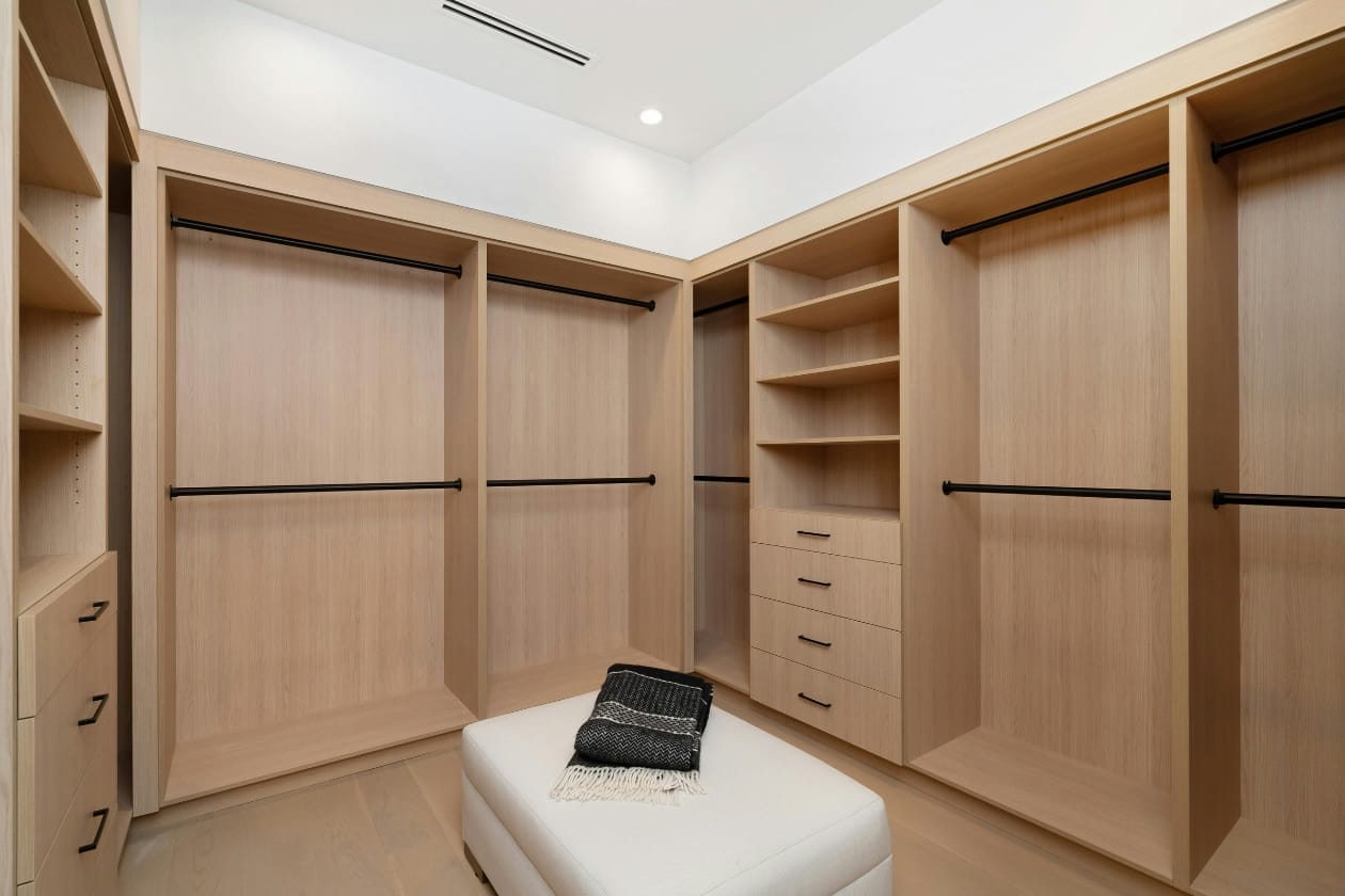 Garde-robe walk-in spacieux en bois clair