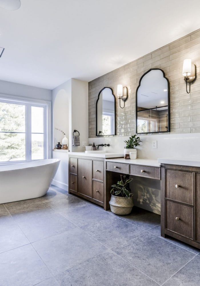 vue d'ensemble de la salle de bain avec double vanité avec portes en bois, comptoirs en céramique et lavabos de céramique encastrés de Cuisines ArmoBen