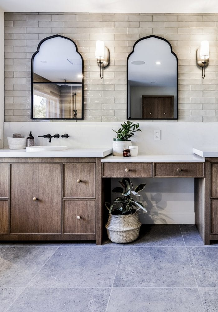 double vanité de salle de bain avec portes en bois, comptoirs en céramique et lavabos de céramique encastrés