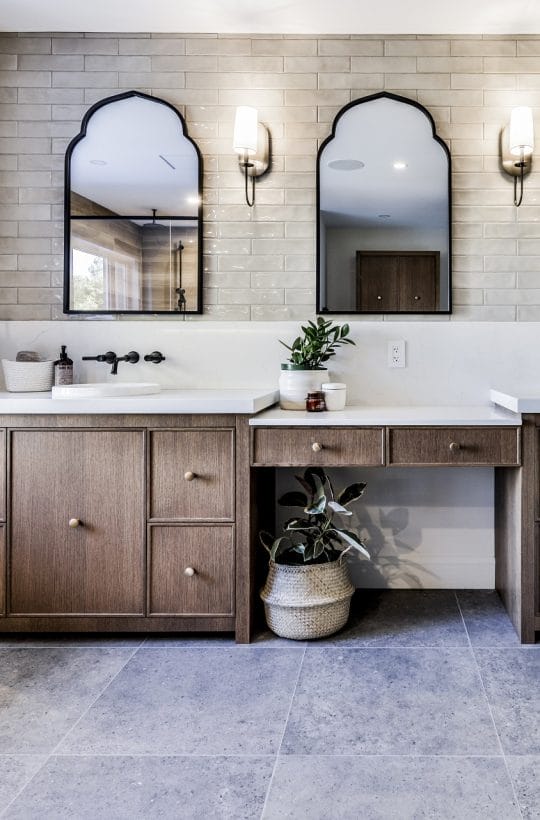 double vanité de salle de bain avec portes en bois, comptoirs en céramique et lavabos de céramique encastré double vanité de salle de bain avec portes en bois, comptoirs en céramique et lavabos de céramique encastrés