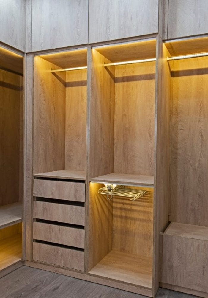 Garde-robe walk-in sur mesure en bois naturel